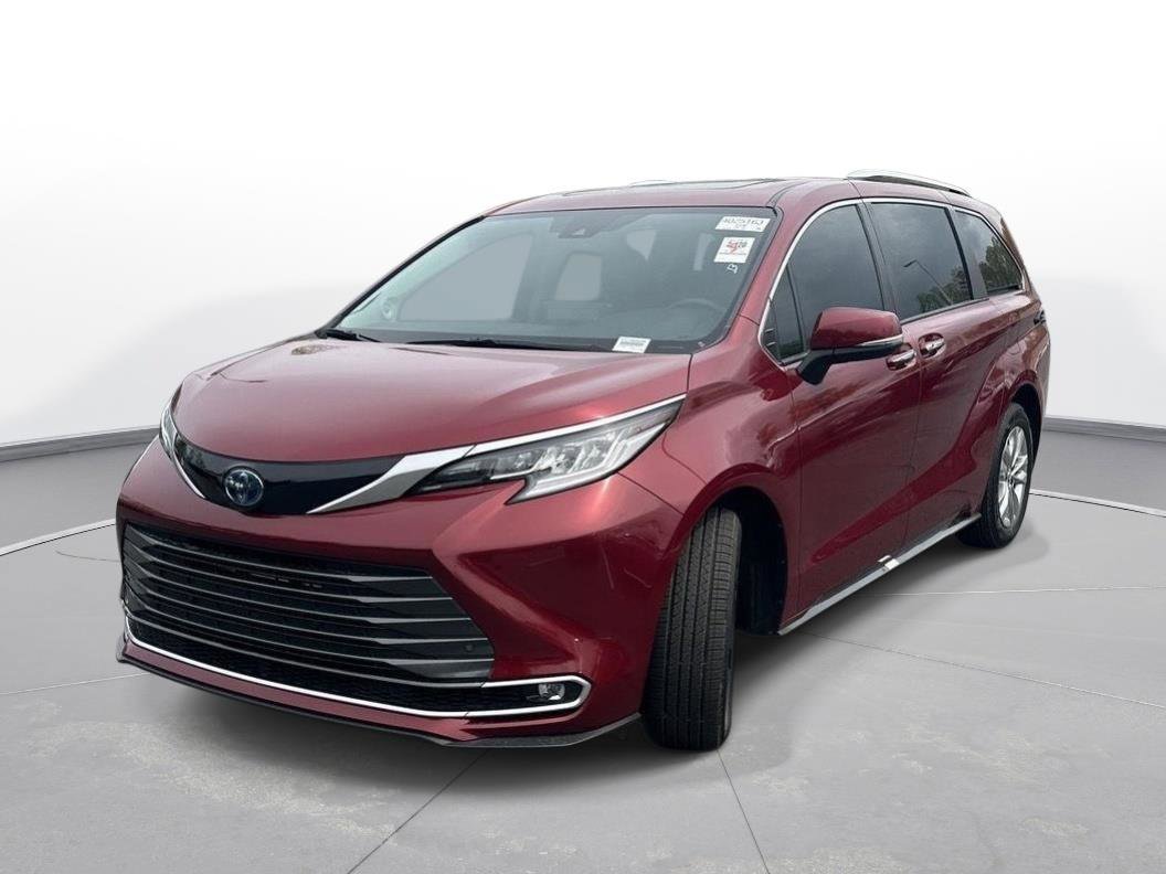 Used 2023 Toyota Sienna Limited image 2
