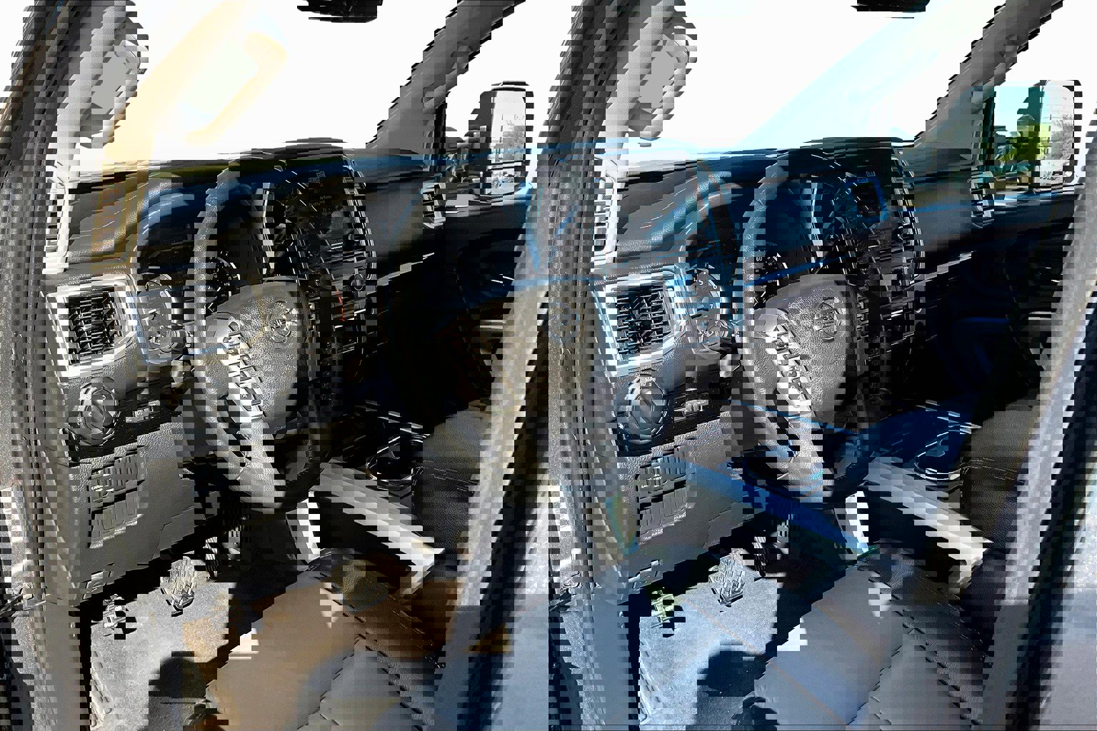 Used 2021 Nissan Titan SV w/ SV Convenience Package image 12