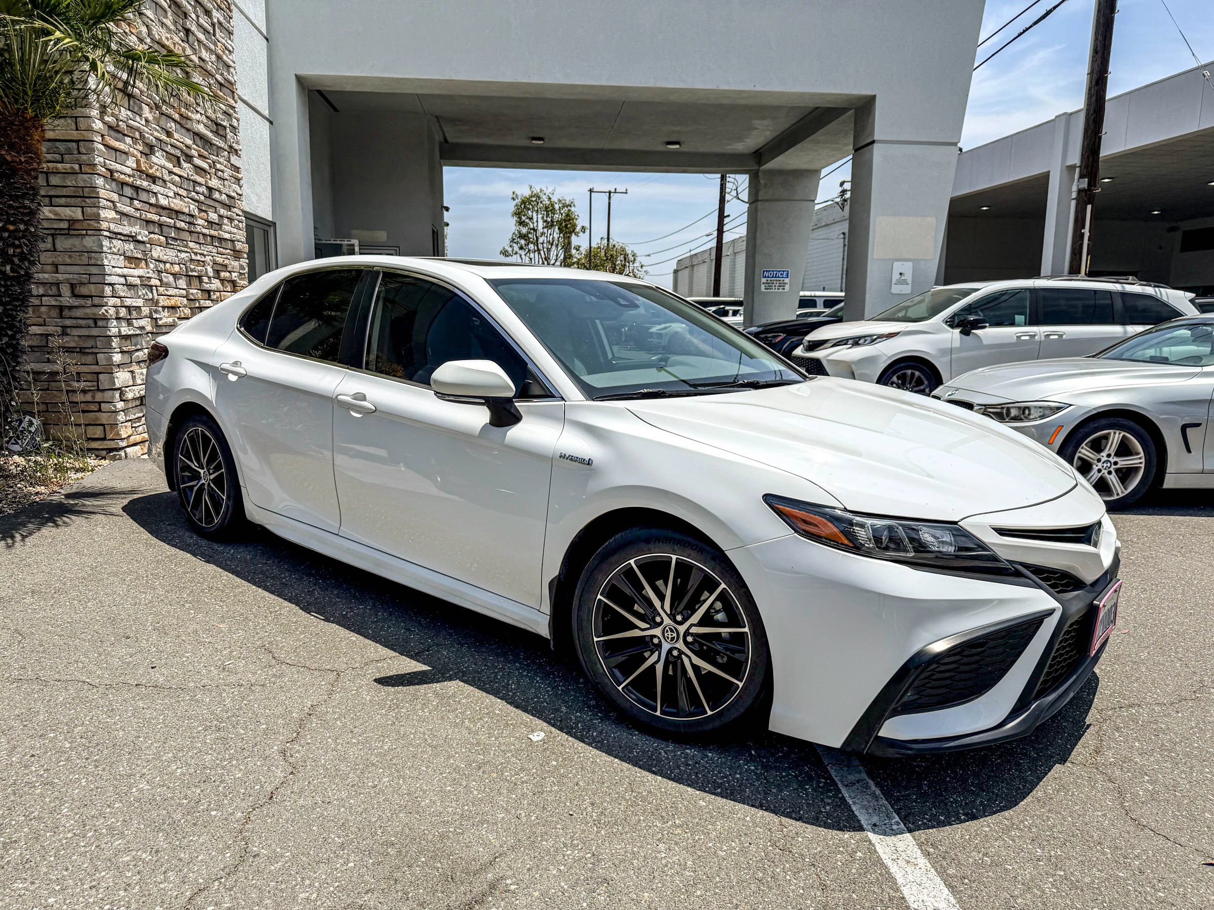 Used 2021 Toyota Camry SE w/ Audio Upgrade Package FWD image 1