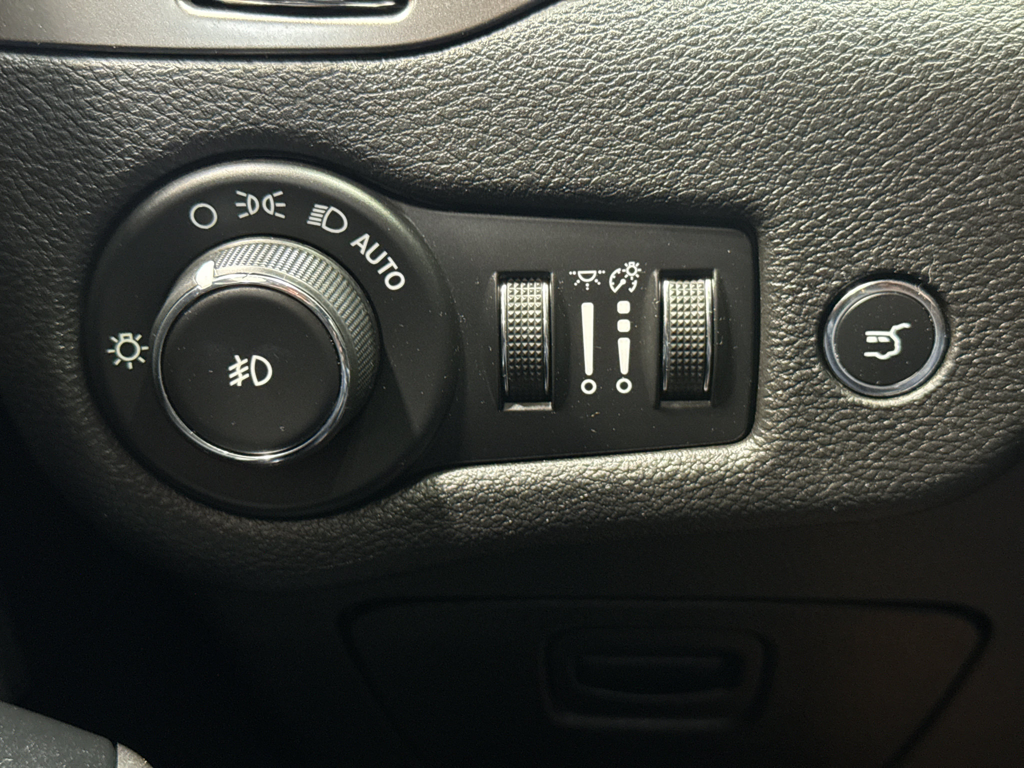 Used 2019 Jeep Cherokee Limited w/ Technology Group AWD/4WD image 33