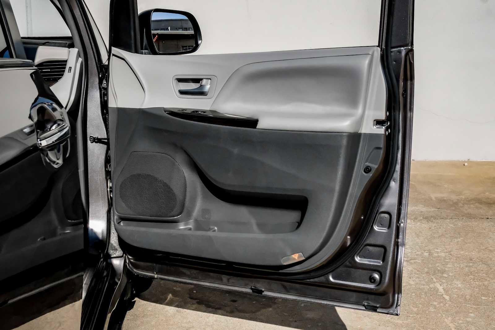 Used 2018 Toyota Sienna XLE image 48