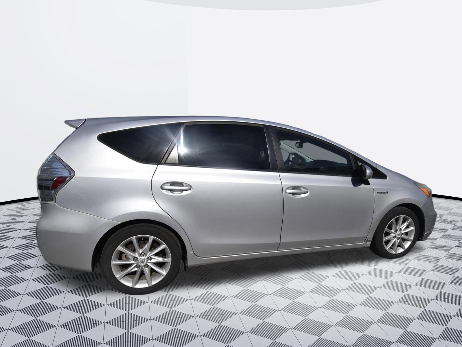 Used 2012 Toyota Prius V Five FWD image 4