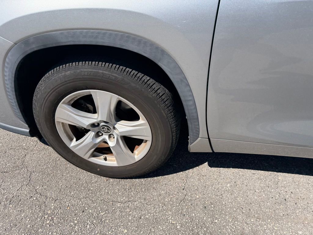 Used 2020 Toyota Highlander LE image 11