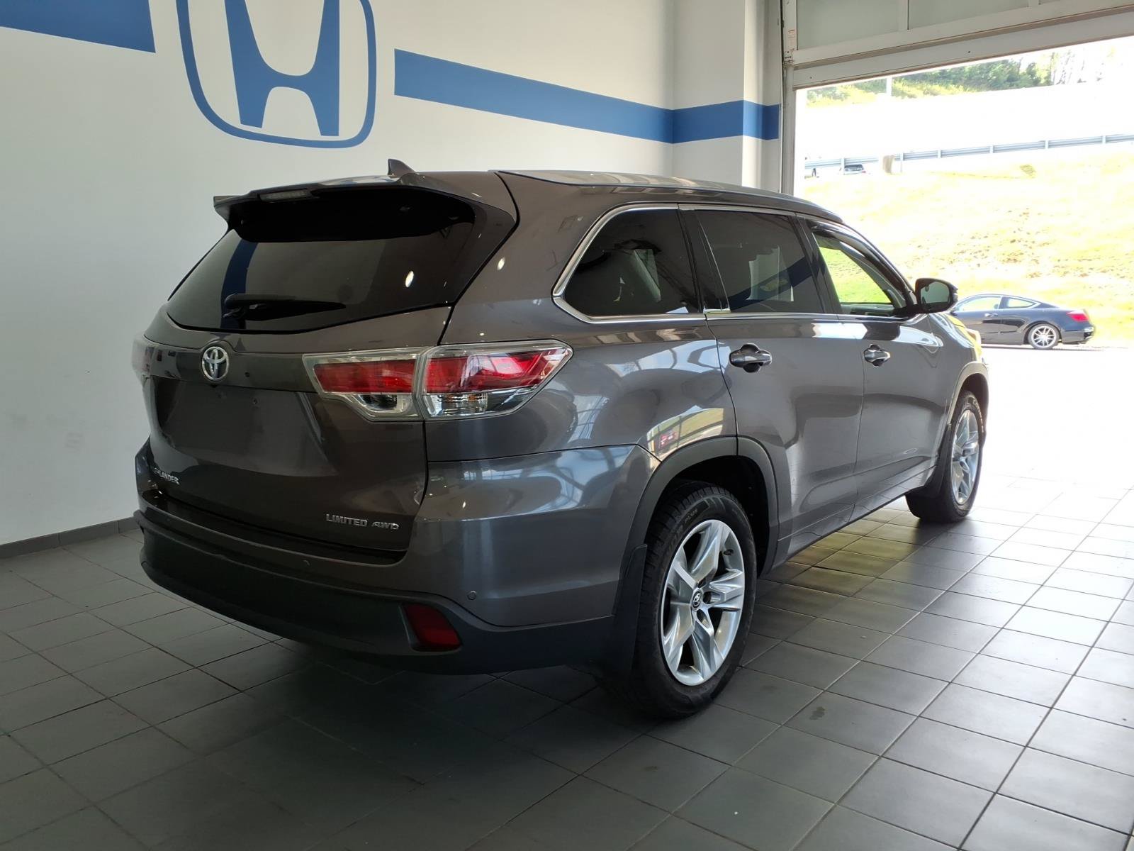 Used 2016 Toyota Highlander Limited w/ Driver Technology Package AWD/4WD image 5