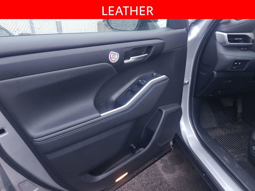 Used 2023 Toyota Highlander XLE image 5