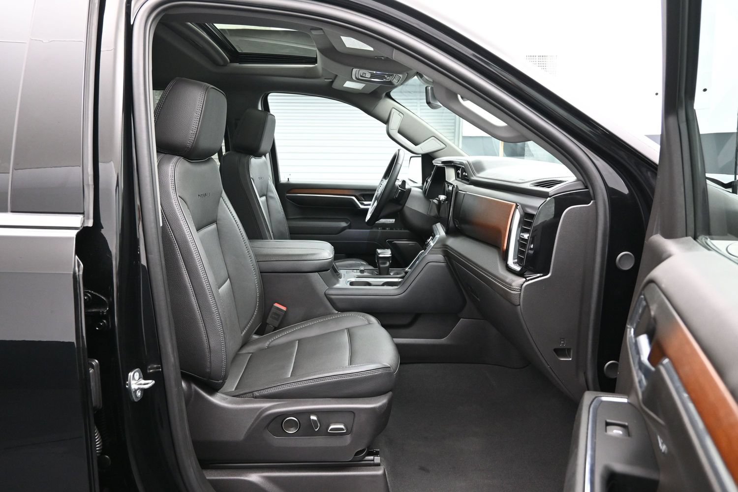 Used 2024 GMC Sierra 1500 Denali w/ Denali Reserve Package AWD/4WD image 13