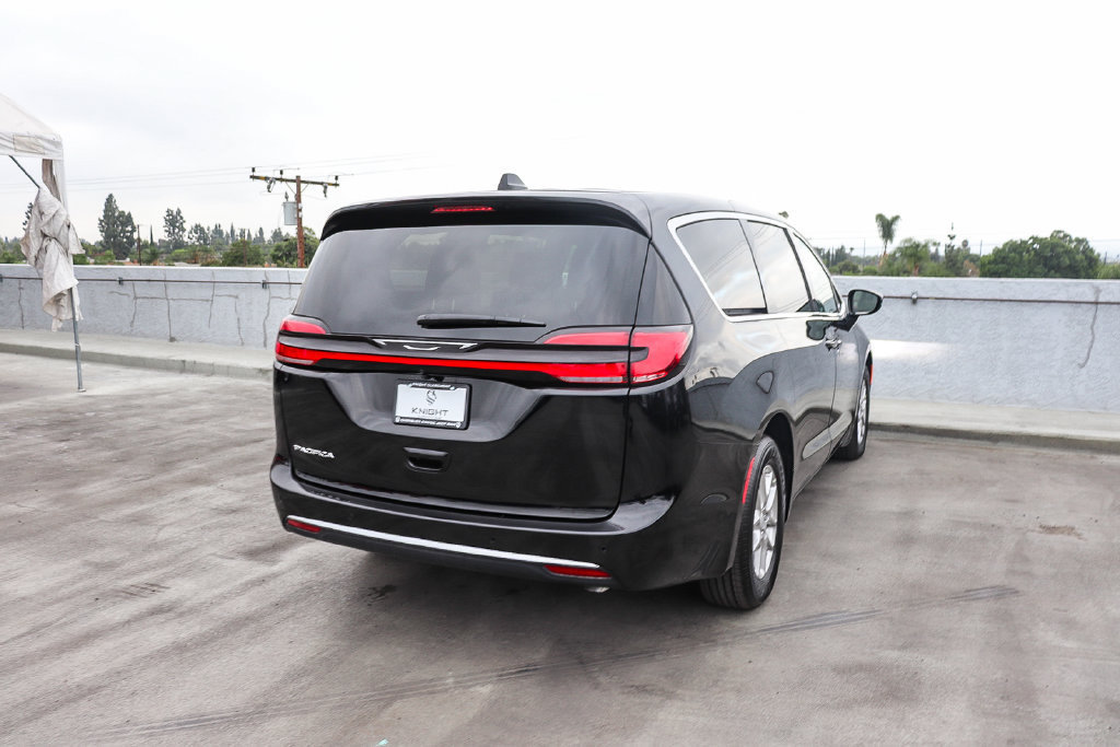 New 2027 Chrysler Pacifica Select FWD image 9