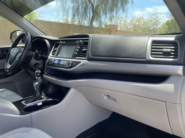 Used 2019 Toyota Highlander Plus FWD image 26