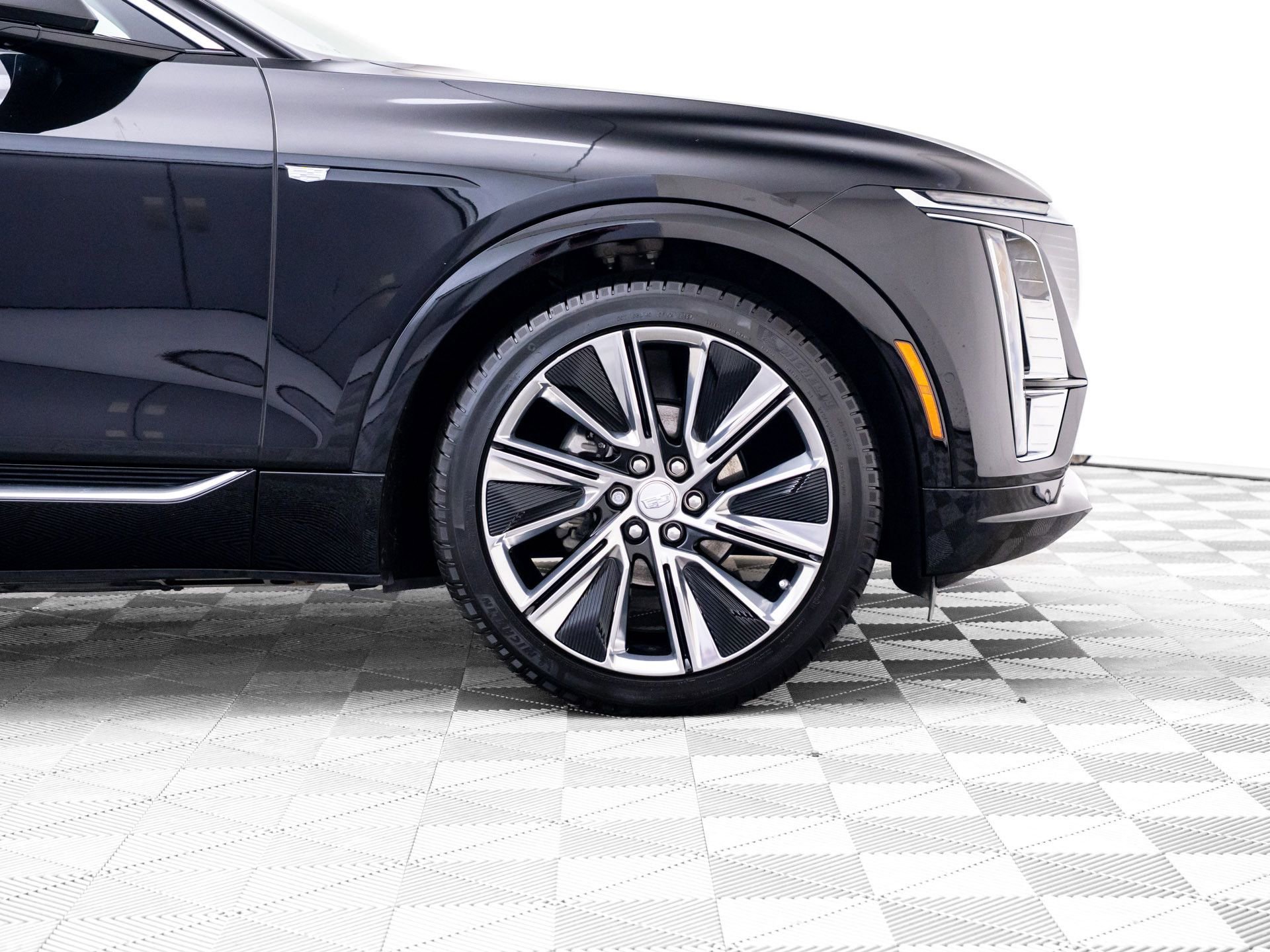 Used 2025 Cadillac Lyriq Luxury w/ LPO, Floor Liner Package AWD/4WD image 37