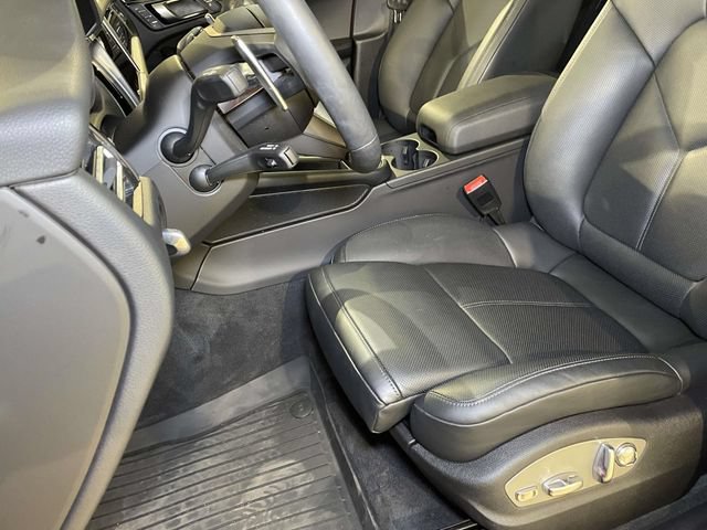 Certified 2026 Porsche Macan AWD/4WD image 5