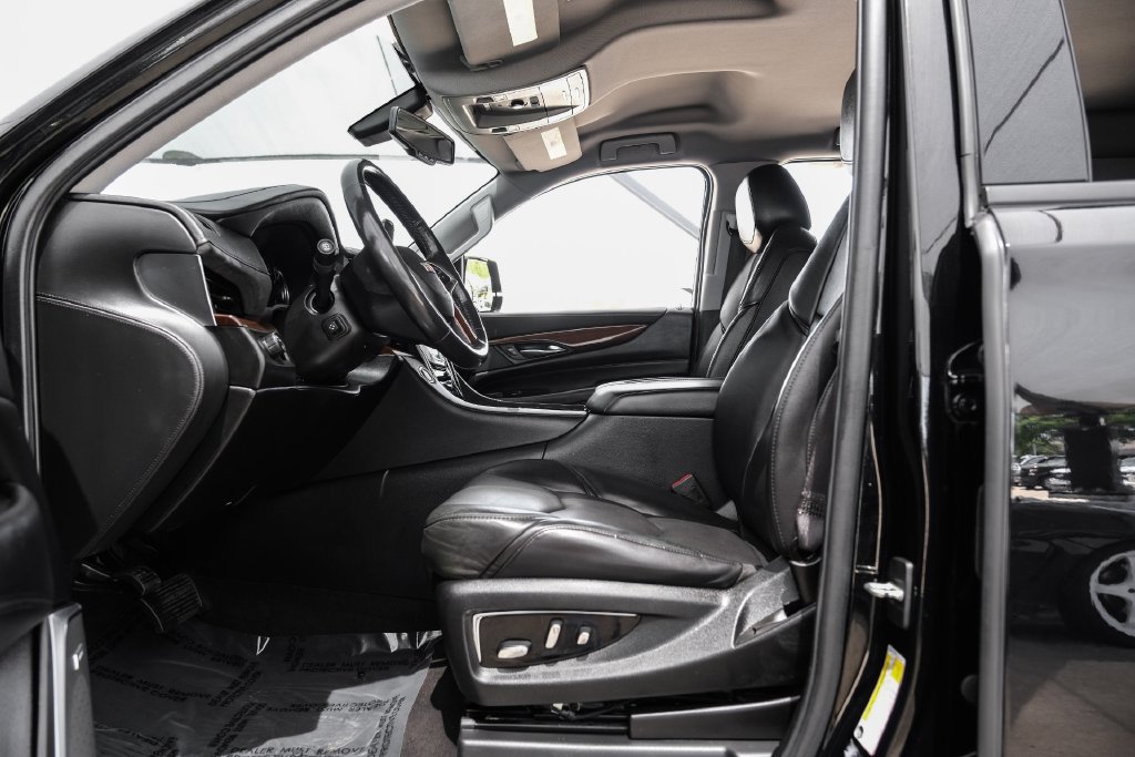 Used 2020 Cadillac Escalade 2WD image 3