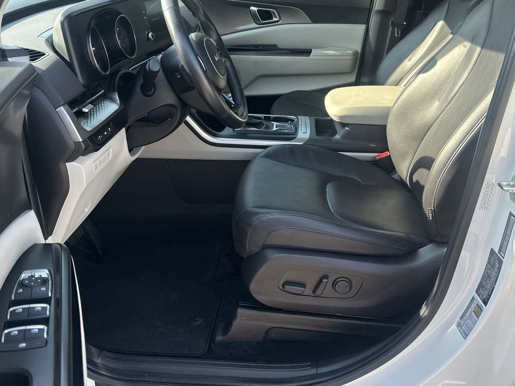 Used 2024 Kia Carnival LX FWD image 9