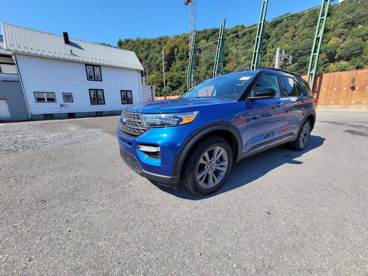 Used 2022 Ford Explorer XLT w/ Equipment Group 202A image 4