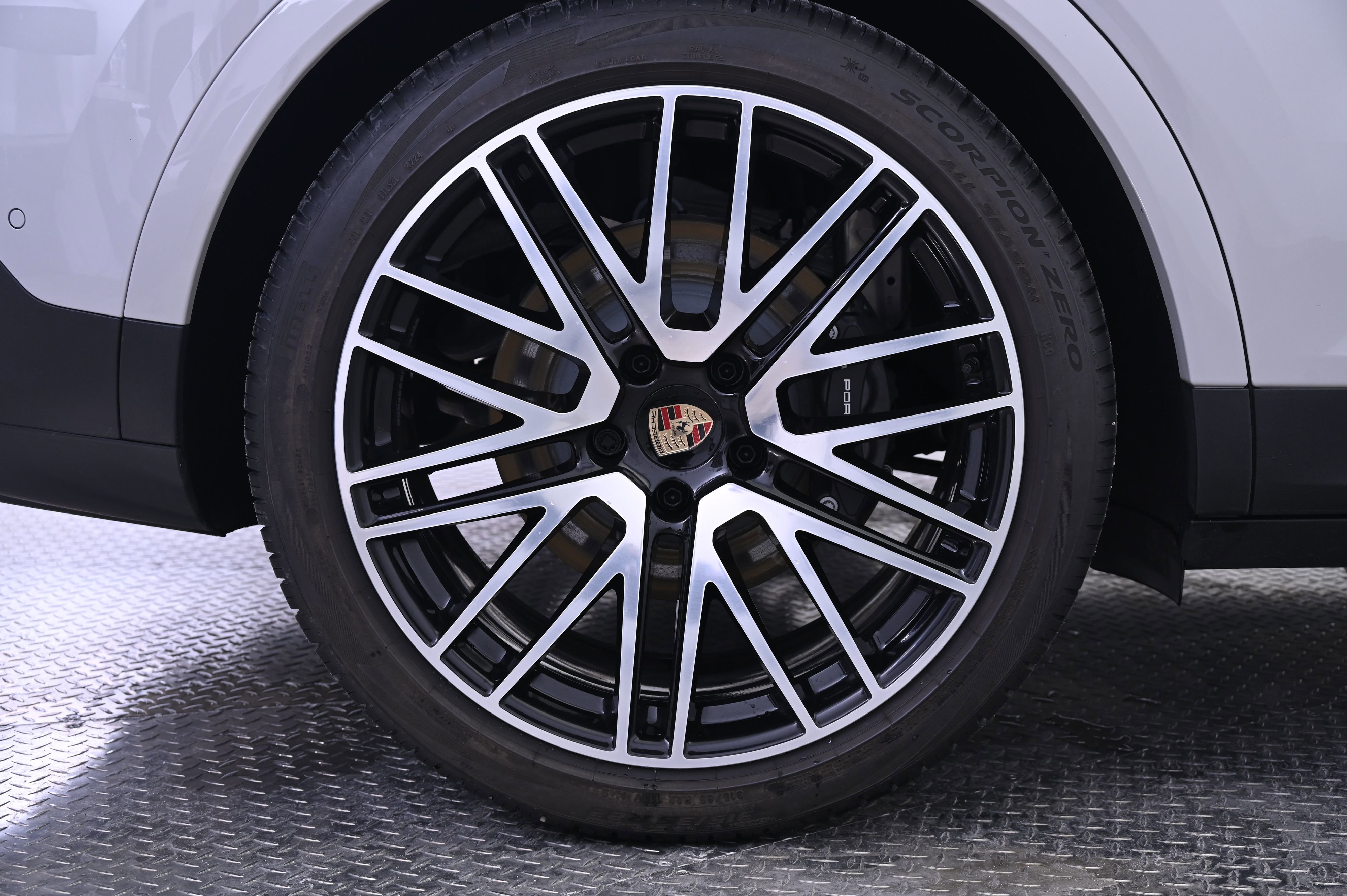 Used 2025 Porsche Cayenne image 13