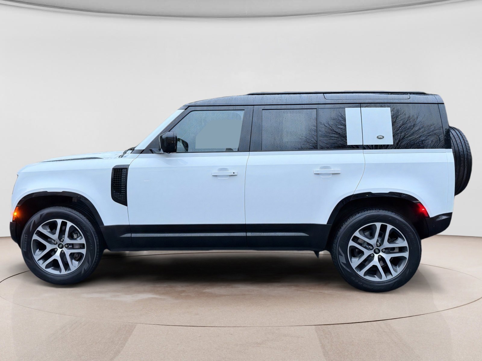 Used 2023 Land Rover Defender 110 X-Dynamic SE image 2