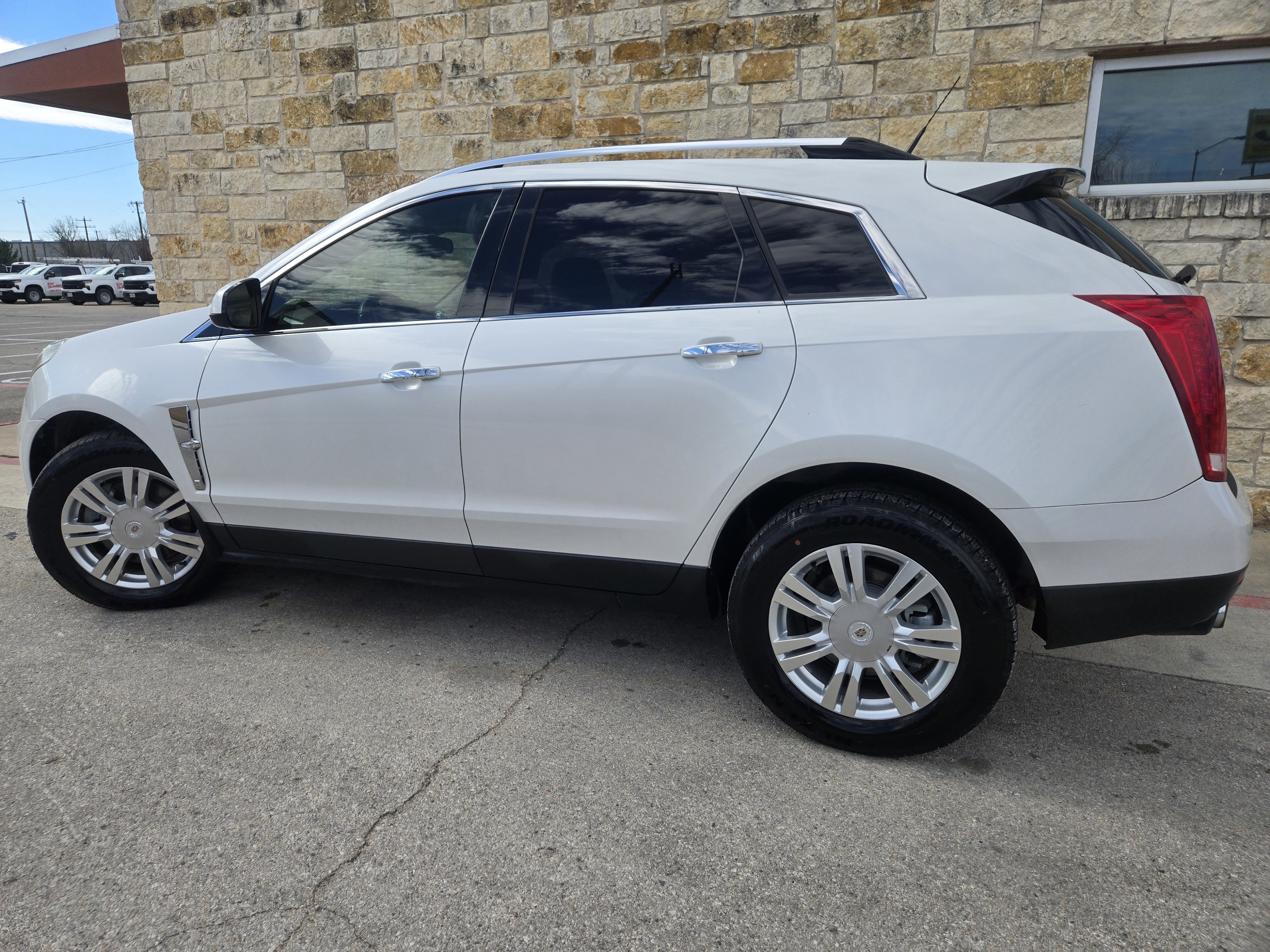 Used 2010 Cadillac SRX Luxury image 3