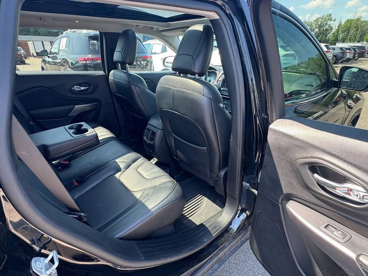 Used 2021 Jeep Cherokee Limited w/ Mopar Interior Package AWD/4WD image 13