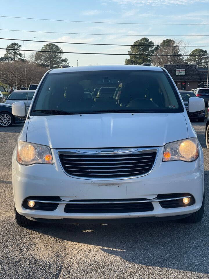 Used 2014 Chrysler Town & Country Touring image 7