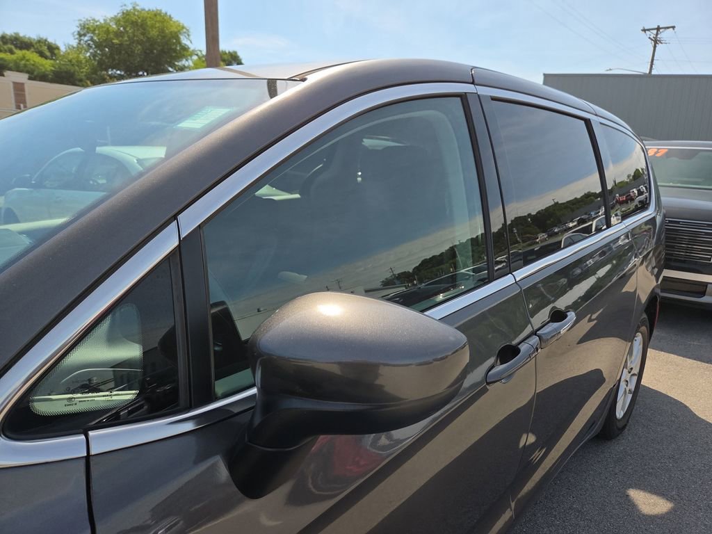 Used 2017 Chrysler Pacifica Touring FWD image 10