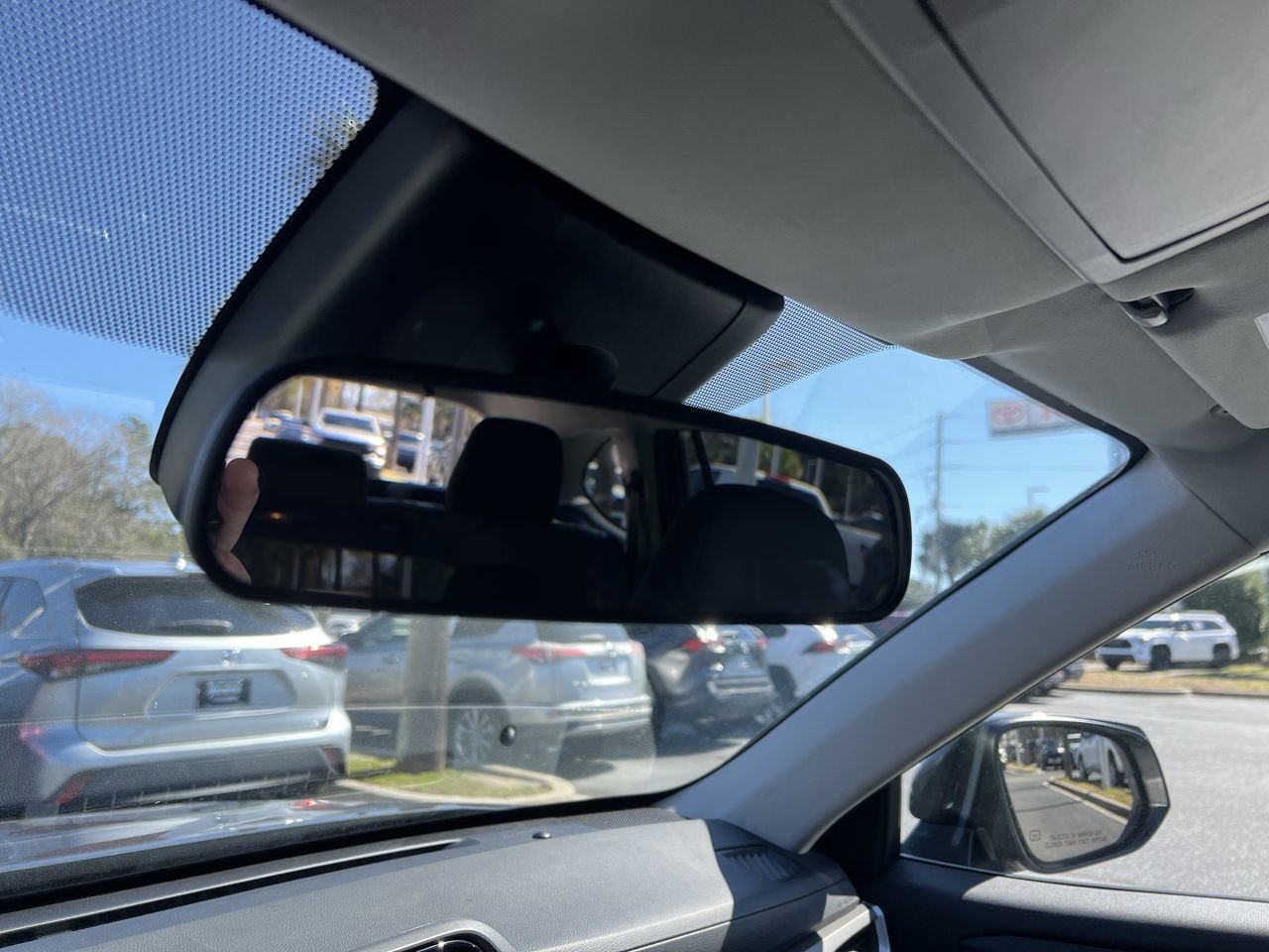 Used 2024 Toyota Highlander LE AWD/4WD image 27