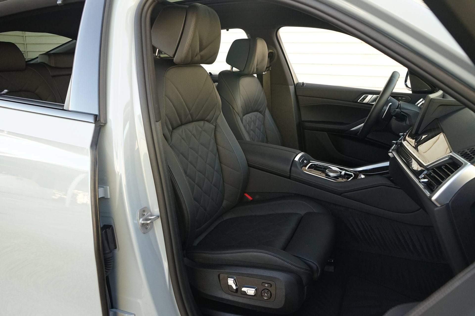 Used 2026 BMW X6 xDrive40i AWD/4WD image 4