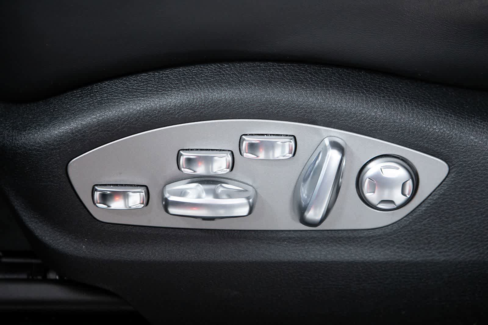 Certified 2026 Porsche Macan AWD/4WD image 24