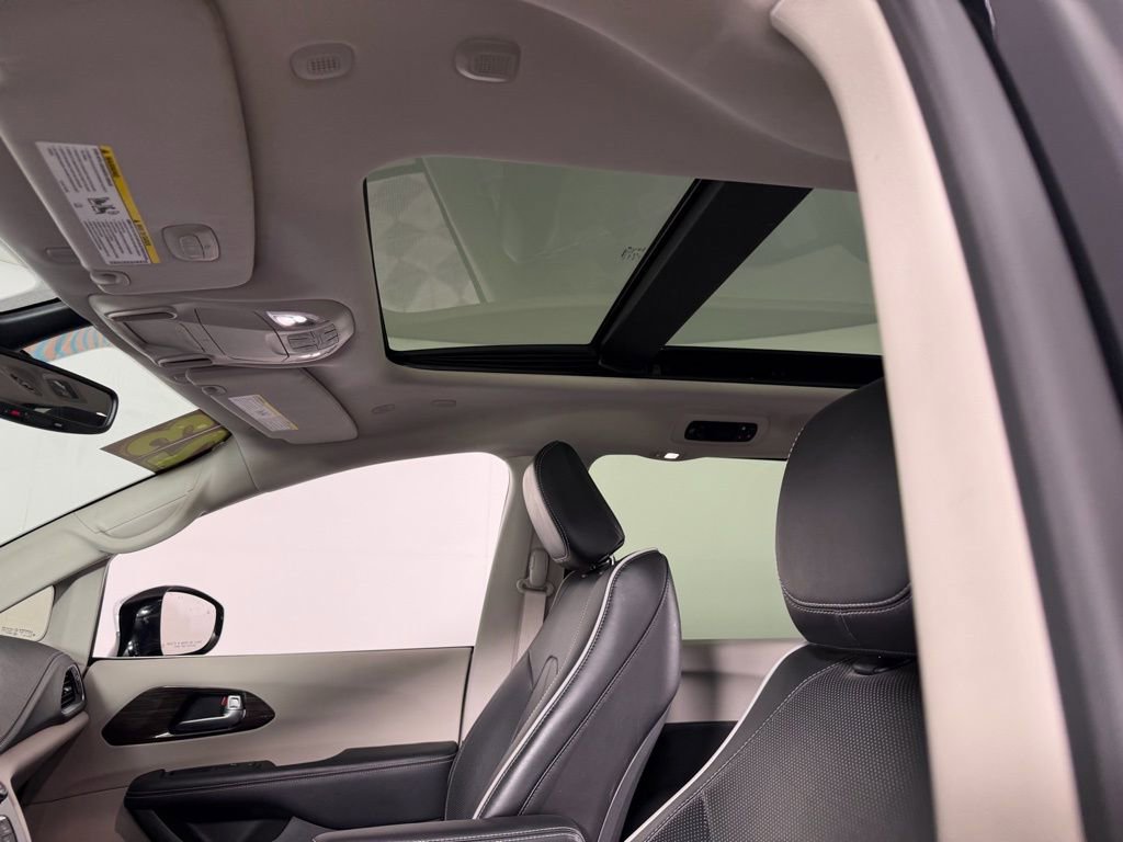 Used 2023 Chrysler Pacifica Limited image 20