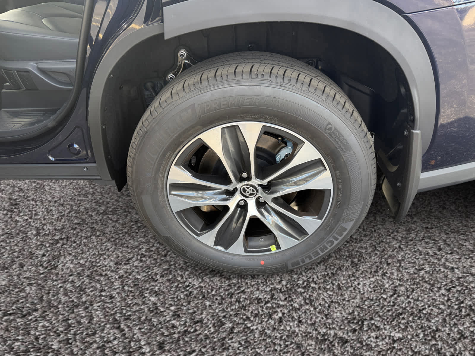 New 2025 Toyota Highlander XLE image 14