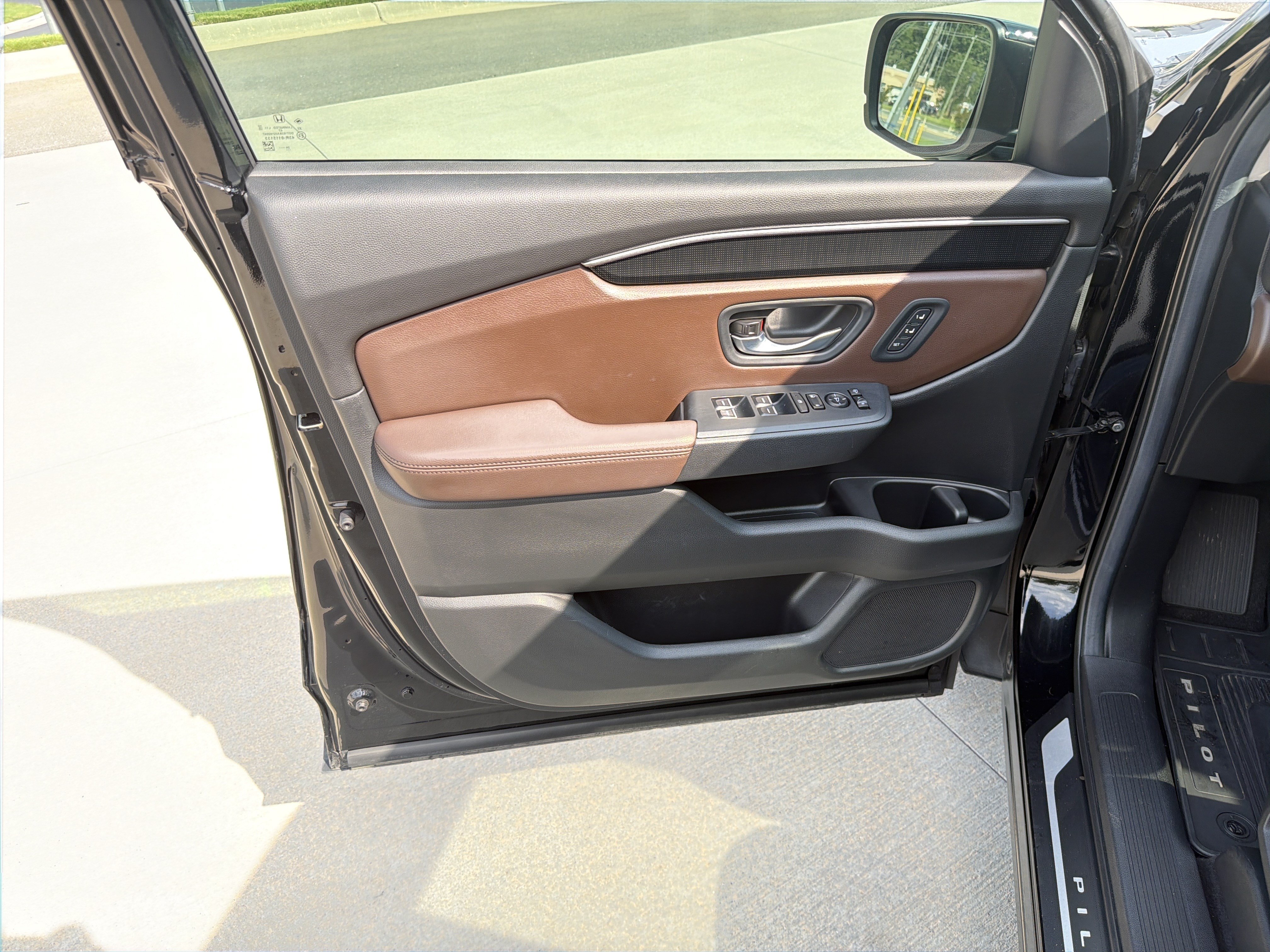 Used 2025 Honda Pilot Elite image 14