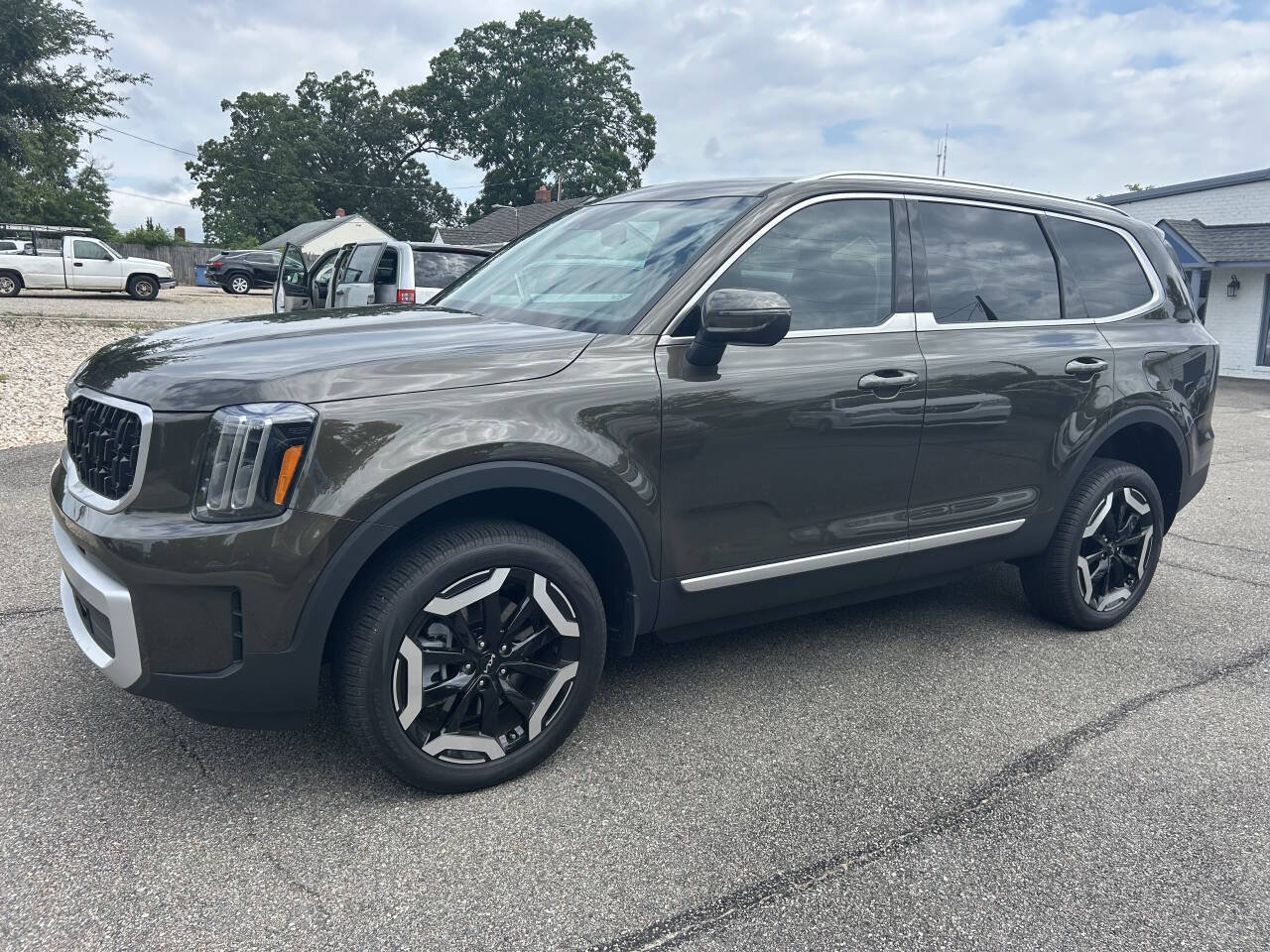 Used 2025 Kia Telluride EX w/ EX Captain's Chair Package FWD image 8