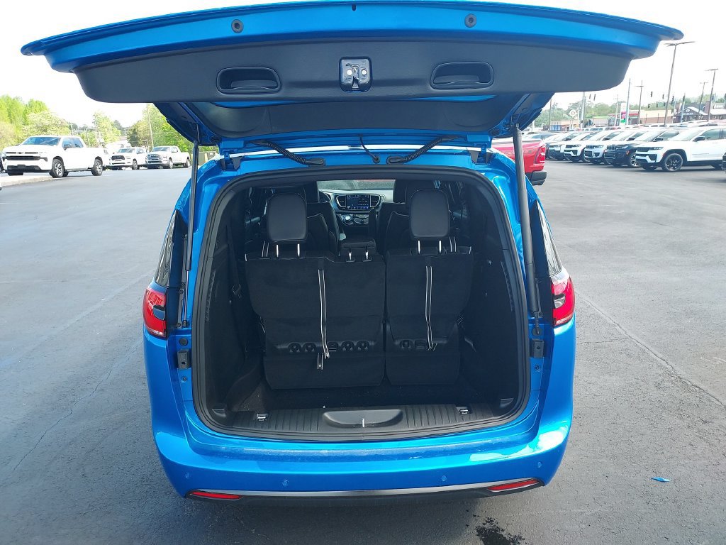 New 2026 Chrysler Pacifica Limited w/ S Appearance Package FWD image 31