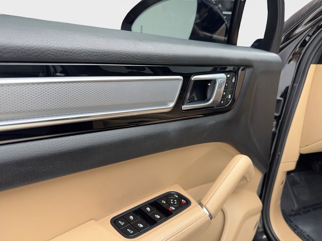 Used 2023 Porsche Cayenne Platinum Edition image 57