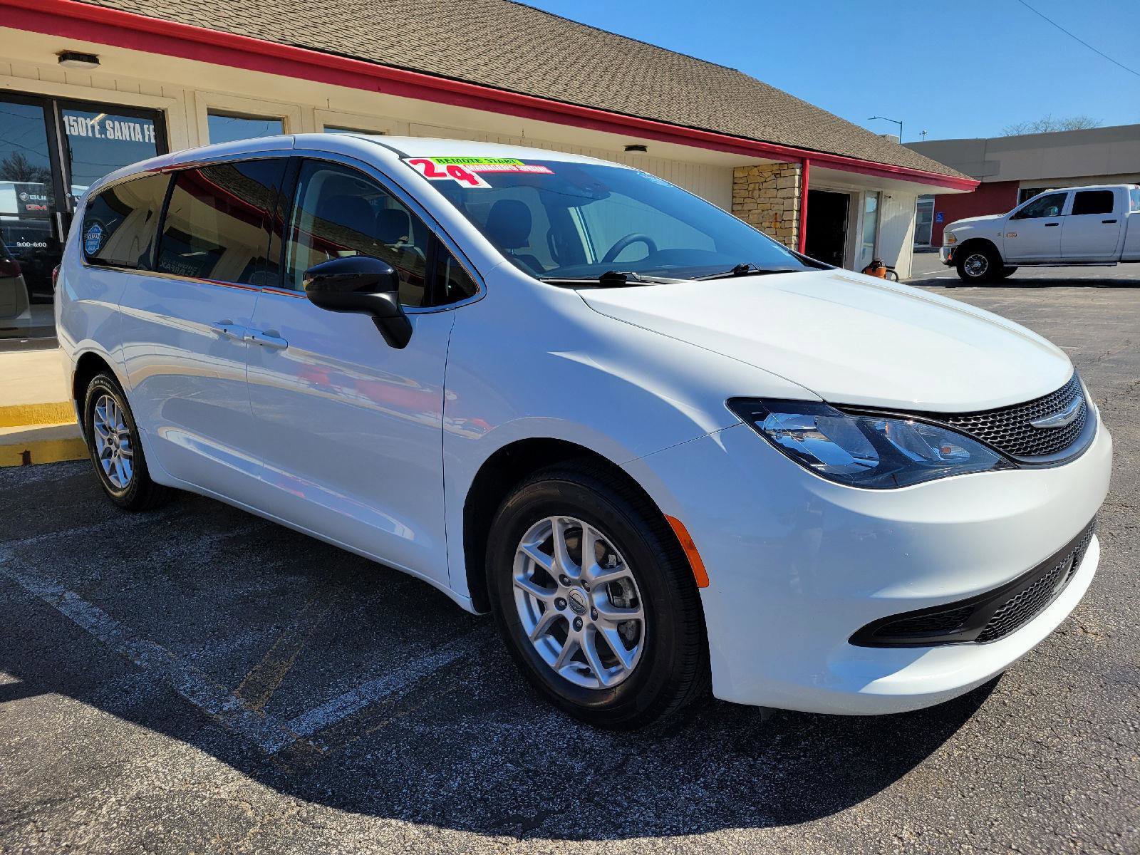 Used 2024 Chrysler Voyager LX image 3