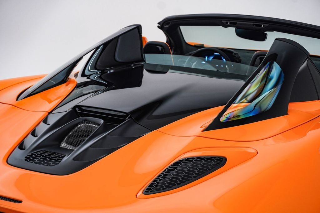 Used 2026 McLaren Artura Spider RWD image 18