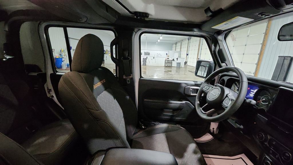 Used 2025 Jeep Gladiator Mojave image 13