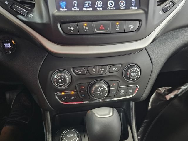 Used 2018 Jeep Cherokee Overland w/ Technology Group AWD/4WD image 24