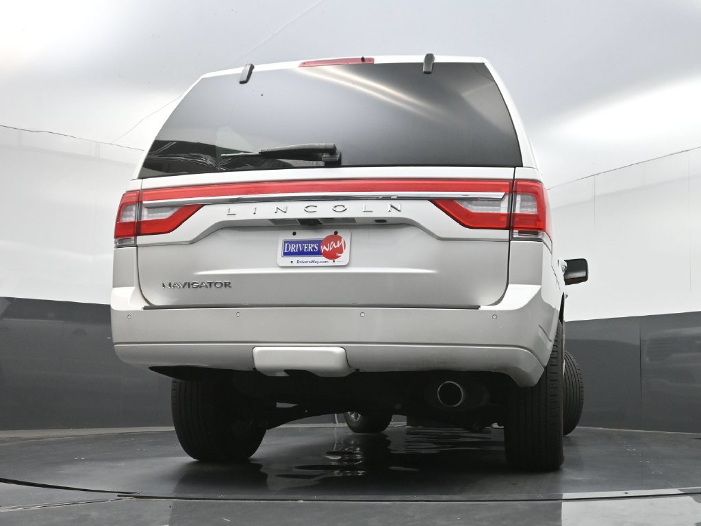 Used 2017 Lincoln Navigator Select RWD image 29