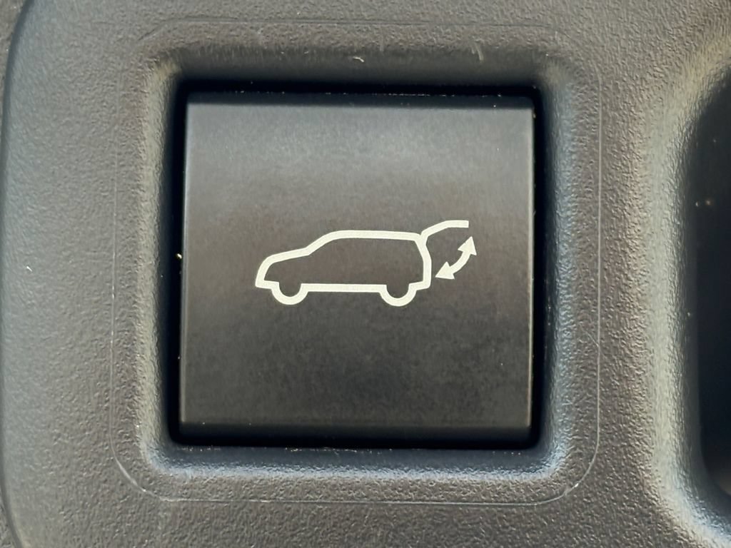Used 2023 Toyota Highlander LE FWD image 15