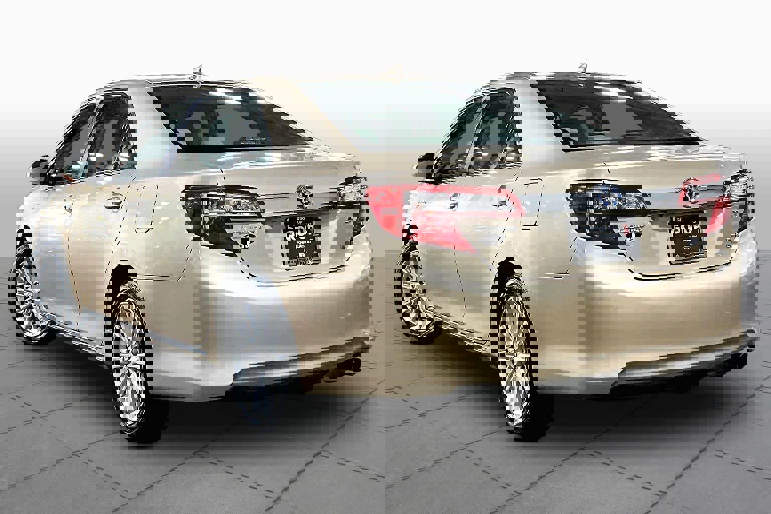 Used 2012 Toyota Camry XLE w/ Leather Pkg image 11