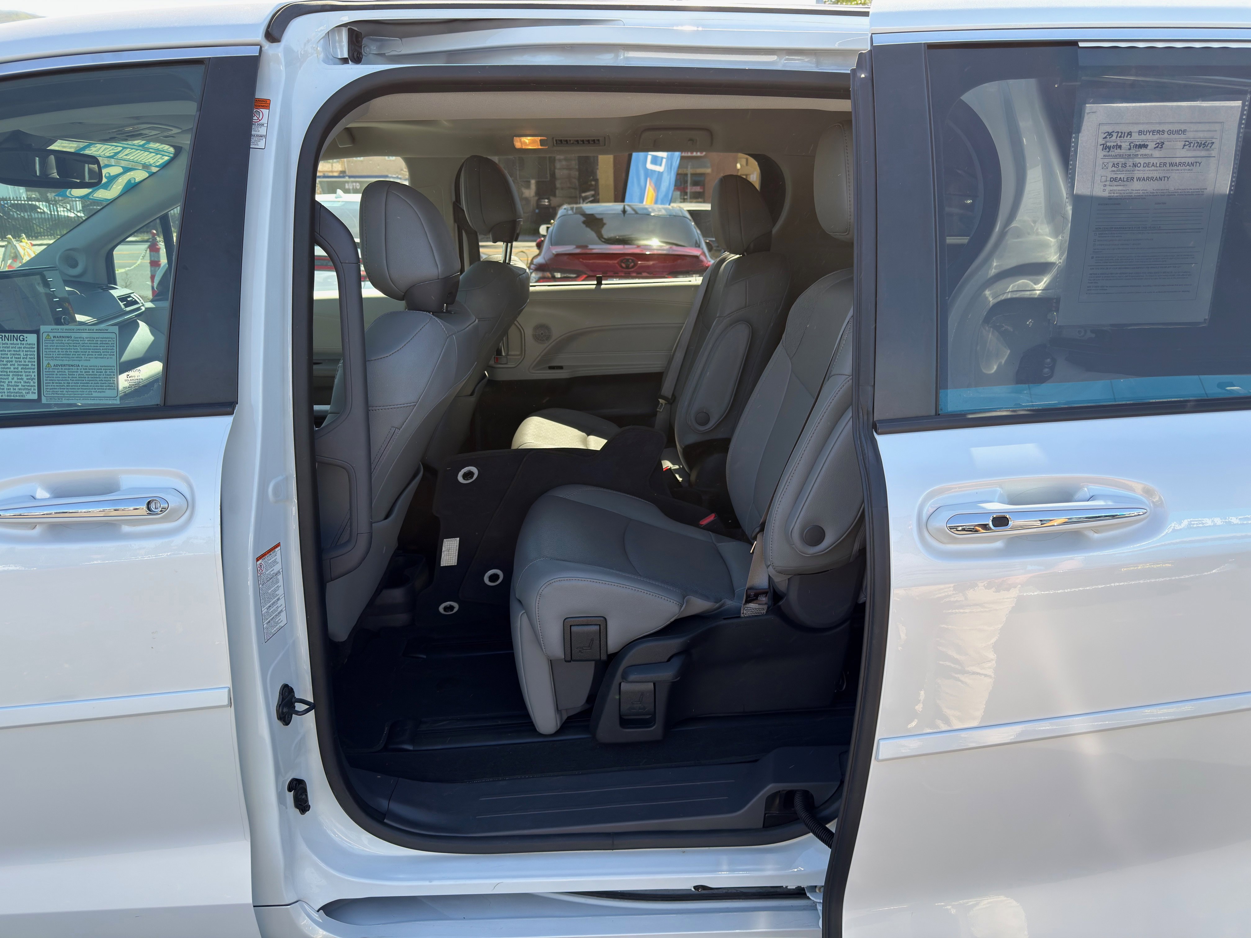 Used 2023 Toyota Sienna Limited image 20