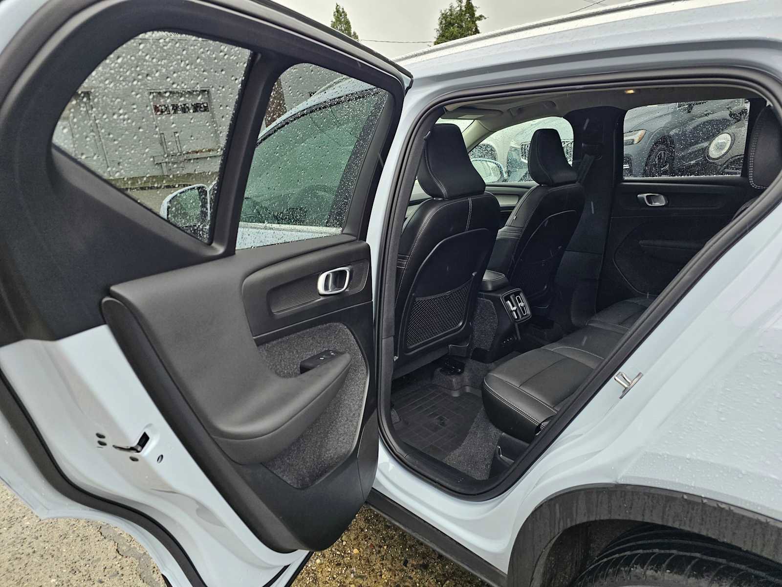 Certified 2025 Volvo XC40 B5 Core w/ Protection Package Premier image 18