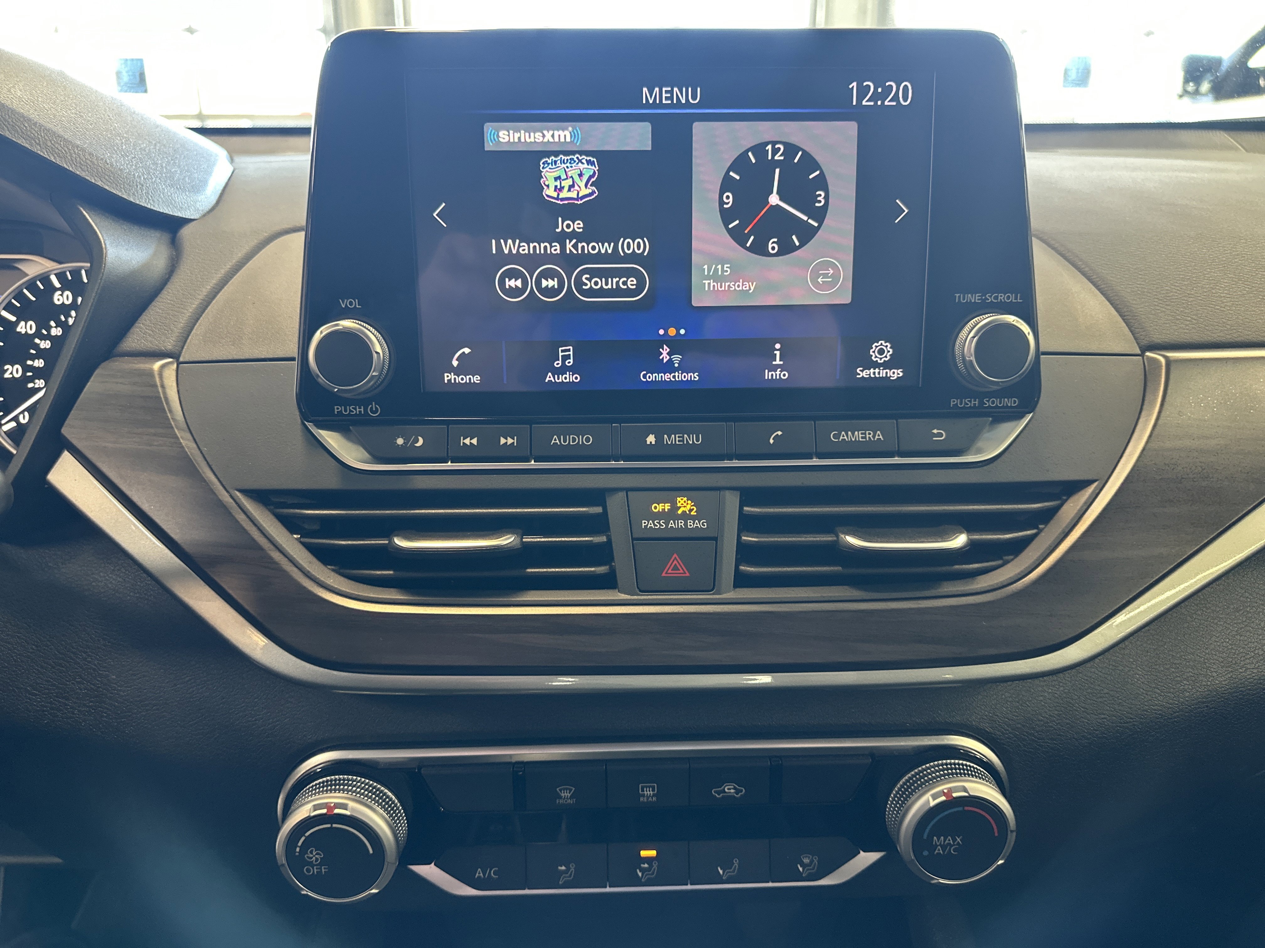 Used 2024 Nissan Altima 2.5 SV image 3