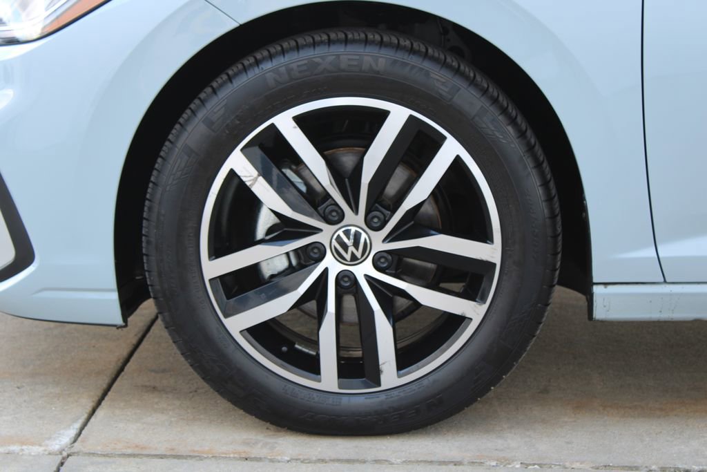 Used 2025 Volkswagen Jetta SE w/ Sunroof Package image 30