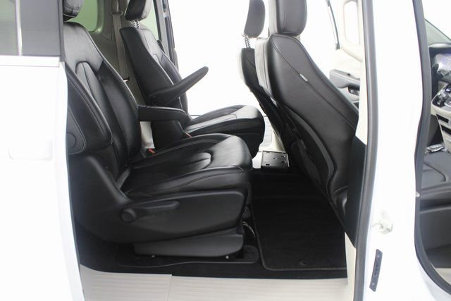 Used 2024 Chrysler Pacifica Select image 21