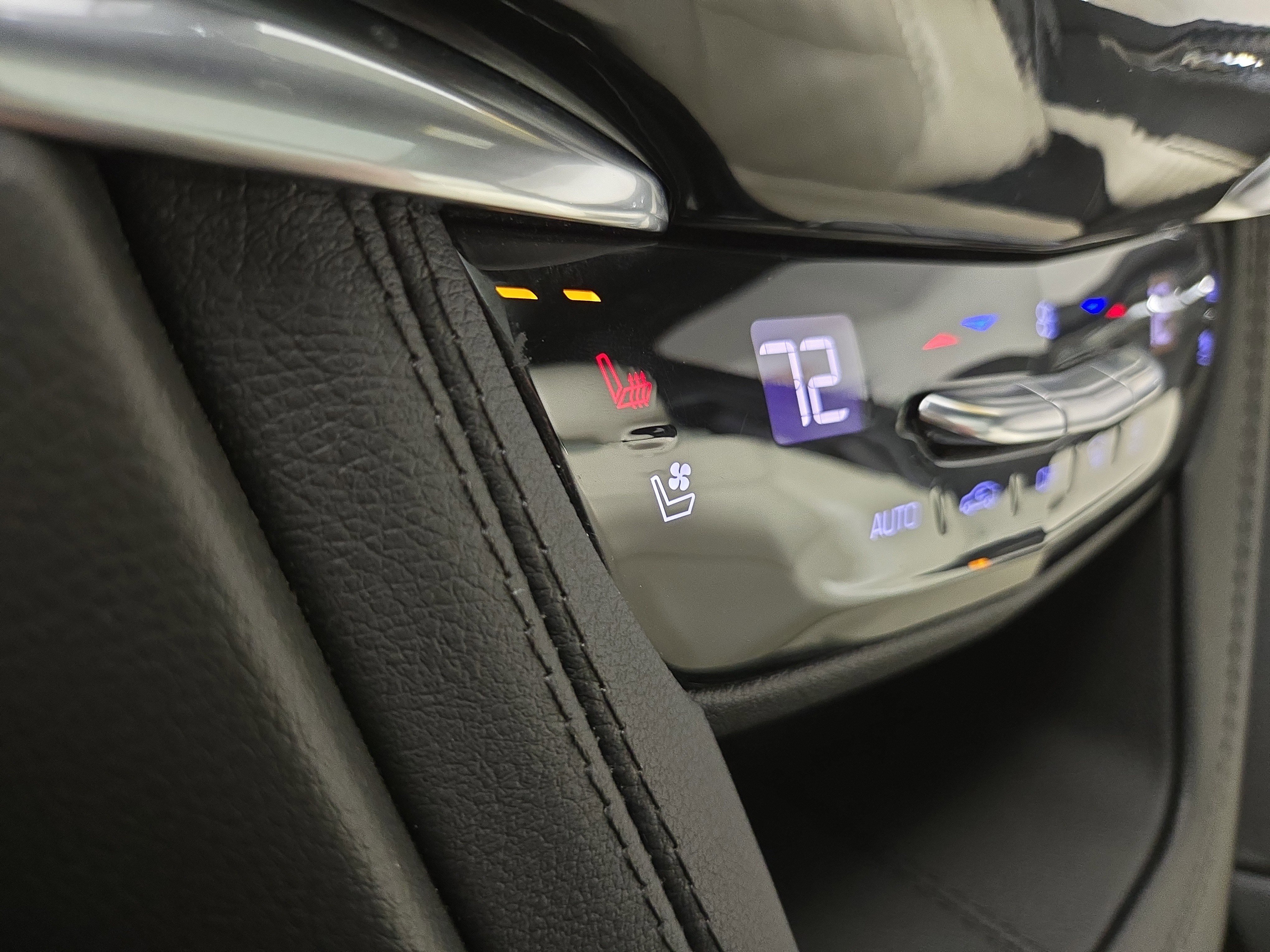 Used 2023 Cadillac XT6 Sport w/ Technology Package image 29