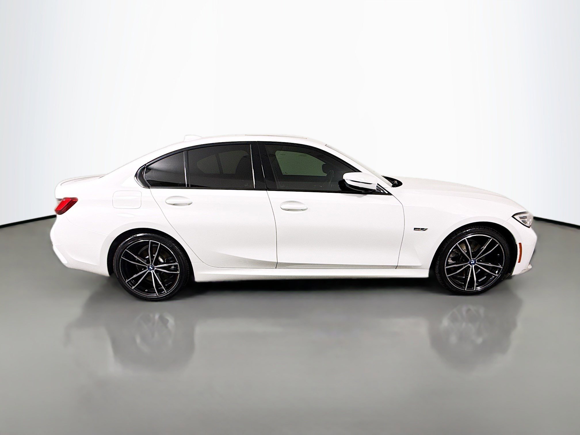 Used 2022 BMW 330e w/ M Sport Package image 11