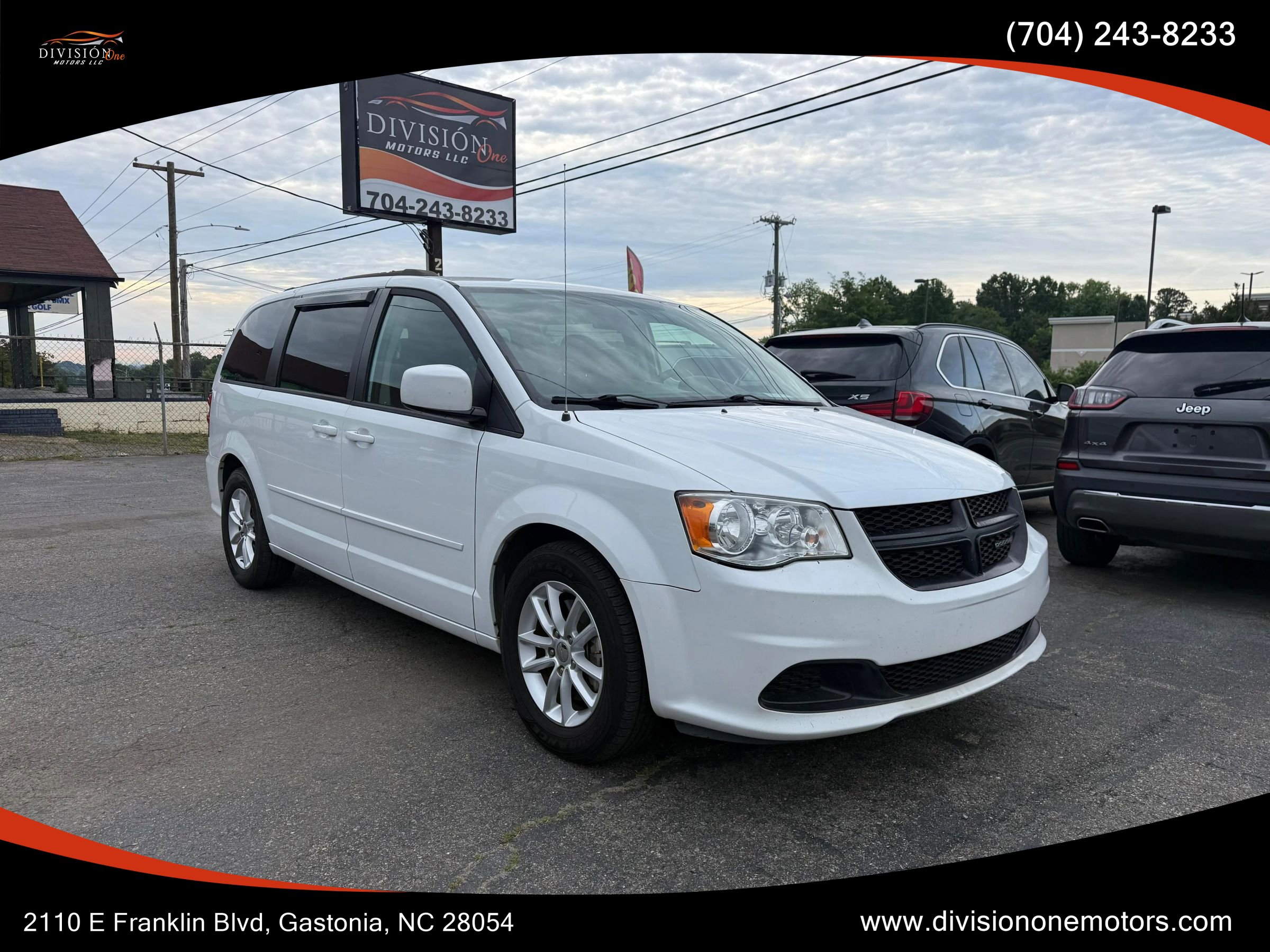 Used 2016 Dodge Grand Caravan SXT FWD image 3