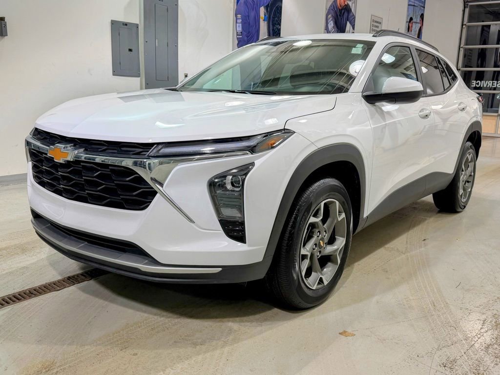 Used 2025 Chevrolet Trax LT w/ LT Convenience Package image 6
