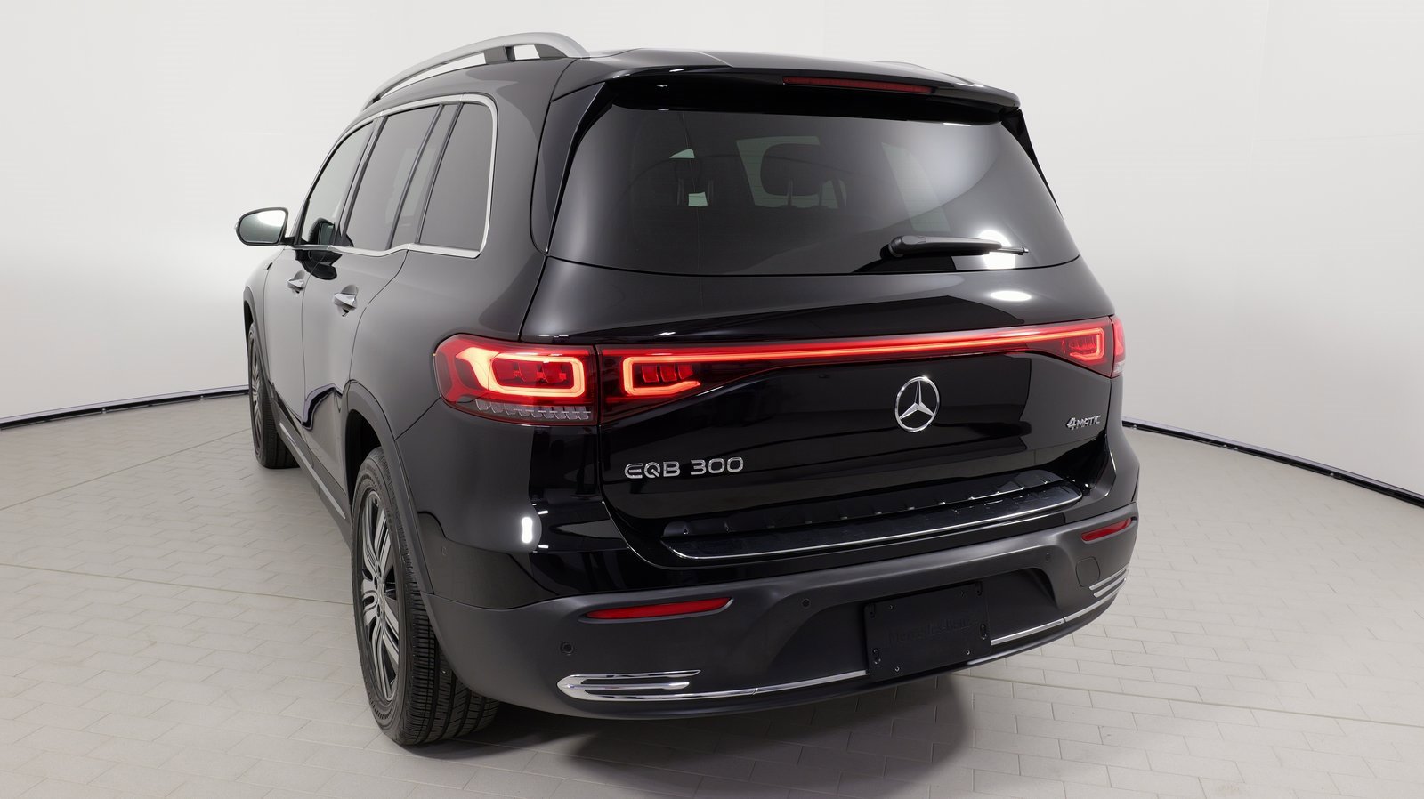 Used 2022 Mercedes-Benz EQB 300 4MATIC image 12