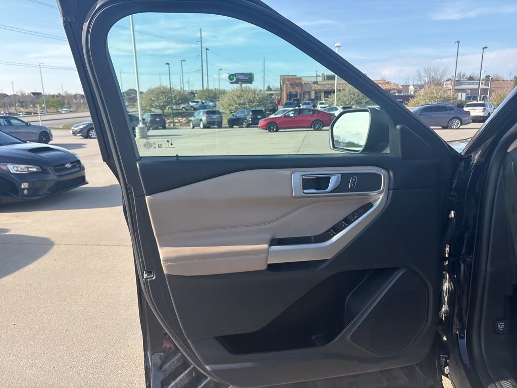 Used 2021 Ford Explorer XLT image 9